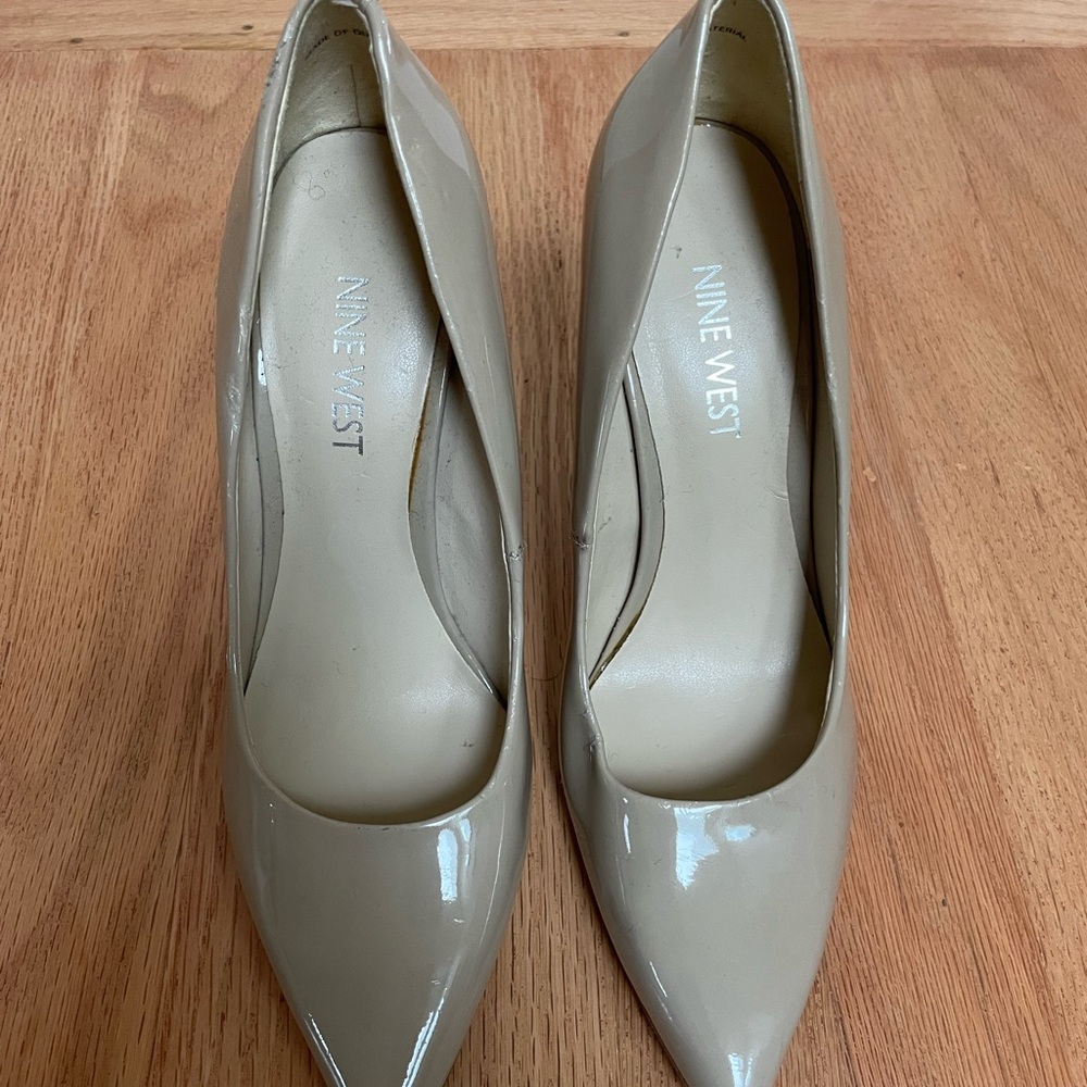 Nine West Women's Cream Pumps- Pre-owned. In good condition.